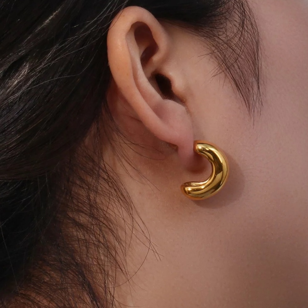 New 18K Gold Hollow Irregular Stud Earrings - Picture 3 of 7